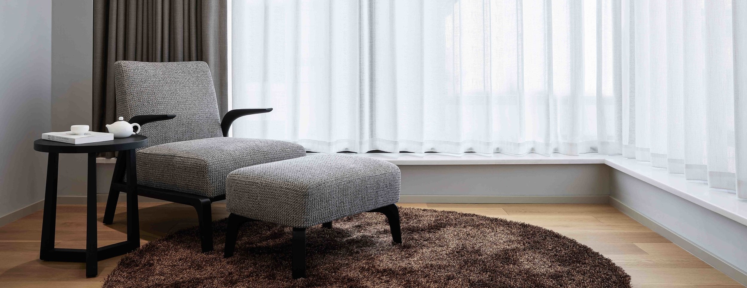 picture of a room with blinds